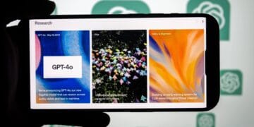 Smartphone montrant la page de recherche OpenAI avec GPT-4o, Sora et Safety. Écran affichant les innovations de ChatGPT-4o.