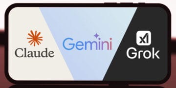 Écran de smartphone présentant les logos et noms des IA Claude, Gemini et Grok, symbolisant l'ère où l'IA se spécialise.