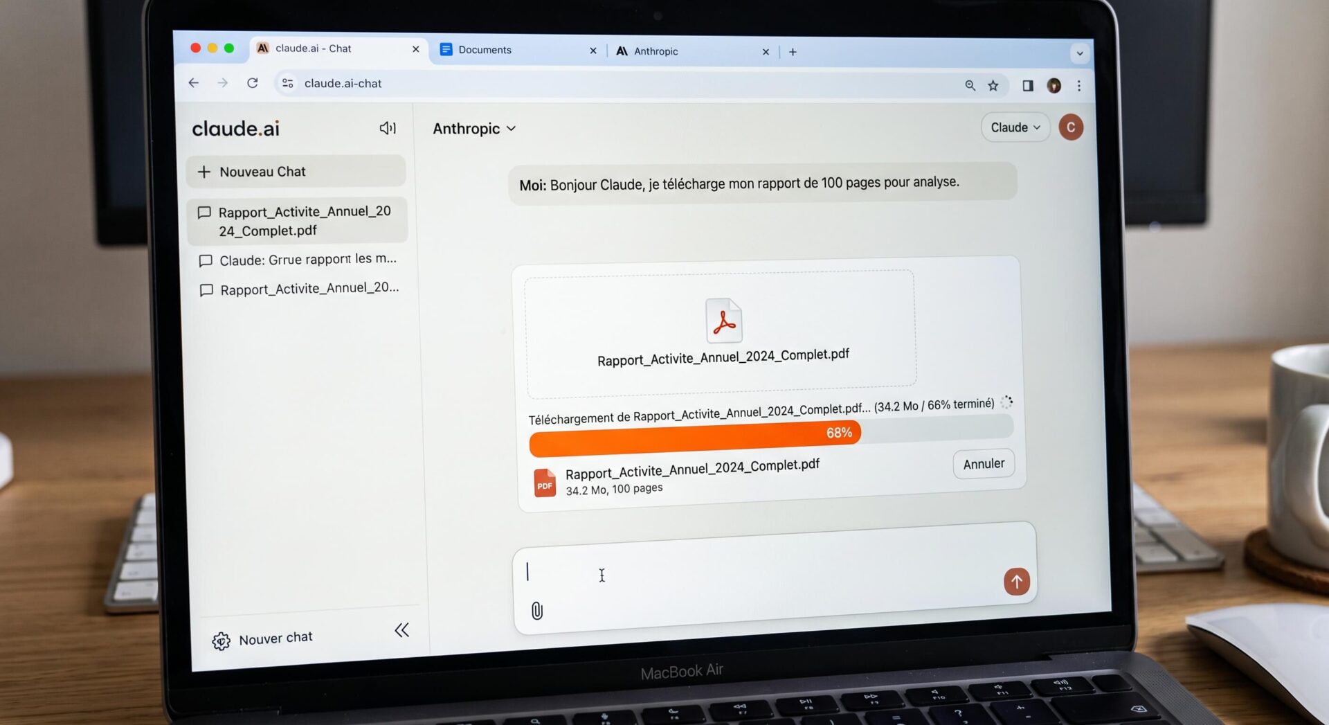 Utilisation de Claude AI pour l'analyse de documents: un rapport de 100 pages est téléchargé sur l'interface Anthropic.