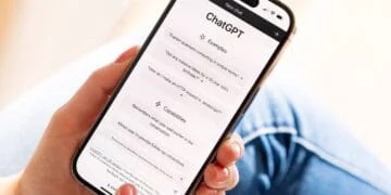 Main utilisant un smartphone affichant l'interface ChatGPT. L'IA pourrait interagir avec vos données de santé et médicales.