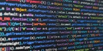 Gros plan sur du code informatique coloré, évoquant le "code manuel" et la "syntaxe" qui agonise pour les développeurs.
