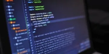Écran d'ordinateur affichant du code de programmation en Ruby, symbolisant le développement d'IA et de petits modèles de langage.