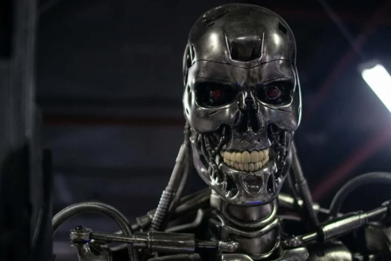 Crâne robotique métallique (Terminator) aux yeux rouges lumineux, symbolisant une IA rebelle et la menace de l'intelligence artificielle.