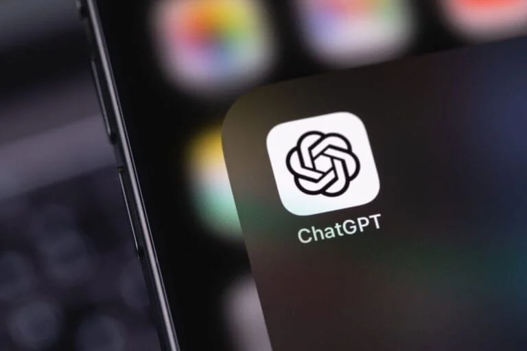 Icon of the ChatGPT application on a smartphone screen, representing AI and its potential daily failures.