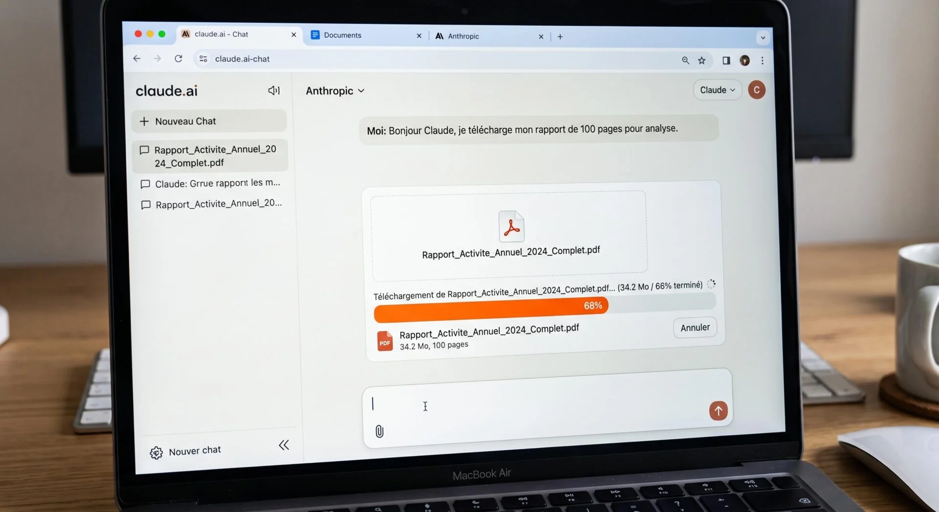 Utilisation de Claude AI pour l'analyse de documents: un rapport de 100 pages est téléchargé sur l'interface Anthropic.